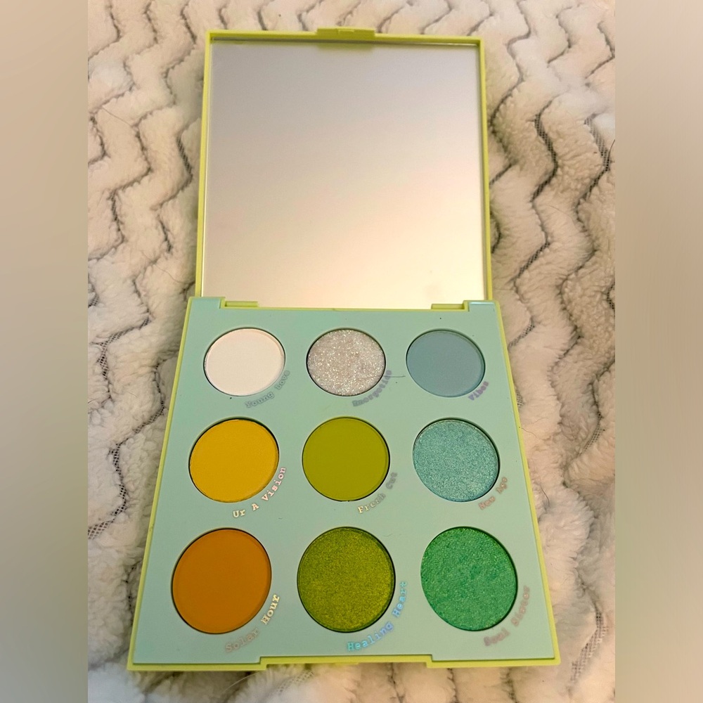 Colourpop - Aura & Out eyeshadow palette
